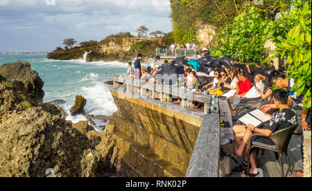 I turisti cinesi al Rock bar presso l'Ayana Resort and Spa Bali Jimbaran Indonesia. Foto Stock