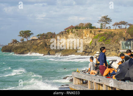 I turisti cinesi al Rock bar presso l'Ayana Resort and Spa Bali Jimbaran Indonesia. Foto Stock