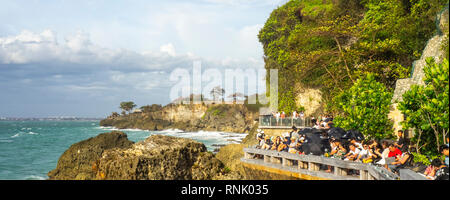 I turisti cinesi al Rock bar presso l'Ayana Resort and Spa Bali Jimbaran Indonesia. Foto Stock