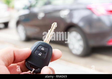 Presse a mano sul telecomando antifurto per auto. Foto Stock