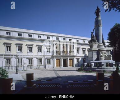 FACHADA DEL PALACIO DEL SENADO JUNTO AL MONUMENTO A Canovas del Castillo en la plaza de la Marina Española. Posizione: SENADO-esterno. MADRID. Spagna. Foto Stock