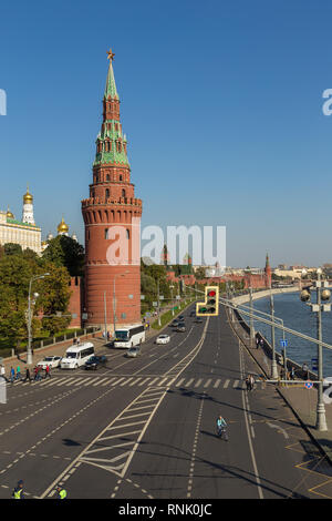 Mosca, Russia - 21 Settembre 2014: vista del Cremlino a parete con acqua che alimenta la torre. Gran Palazzo del Cremlino in background. Foto Stock