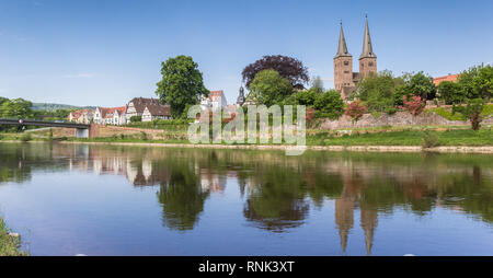 Il fiume Weser e la skyline di Hoxter, Germania Foto Stock