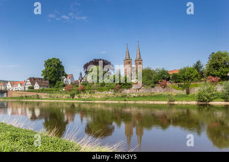 Chiesa Kiliani presso la riva del fiume in Hoxter, Germania Foto Stock