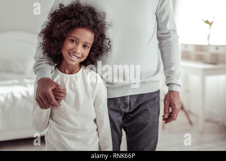 Carino bella bambina sentirsi soddisfatti e felici Foto Stock