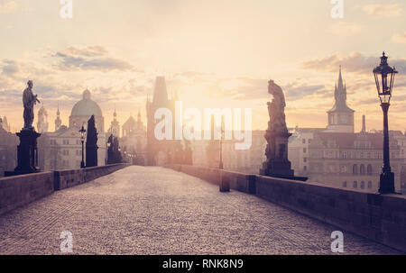 Repubblica ceca Praga, Charles Bridge all'alba. Viaggi a Praga Foto Stock