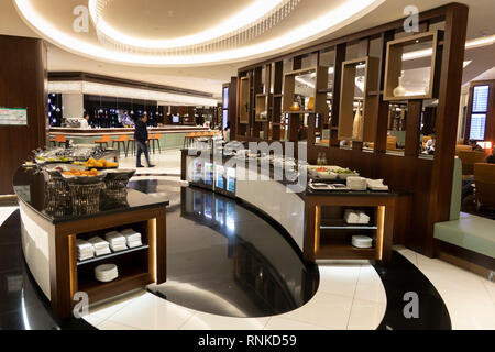 Emirati Arabi Uniti Abu Dhabi aeroporto, Terminal 3, Sala di Attesa della Business Class, il cibo a buffet Foto Stock