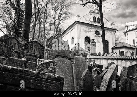 Lapidi del cimitero di Josefov nel vecchio ghetto di Praga. Il cimitero ebraico, con la disuniformità di lapidi scolpite in ebraico, rappresenta secoli Foto Stock