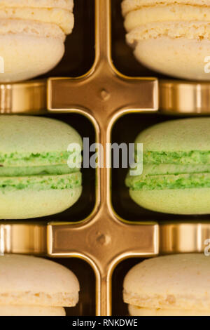 Close up colorato amaretti francese in una scatola dorata. Dolce con Foto Stock