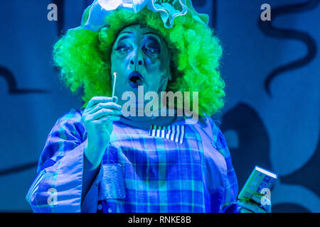 La pantomima Dame (uomo vestito come una grottesca parodia di una donna in un dilettante non professionali di teatro locale azienda (operai) performance sul palco a Aberystwyth Arts Centere. Gennaio 2019 - Foto Stock