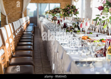 Matrimonio Ricevimento compleanno decorazione, sedie, tavoli e fiori Foto Stock