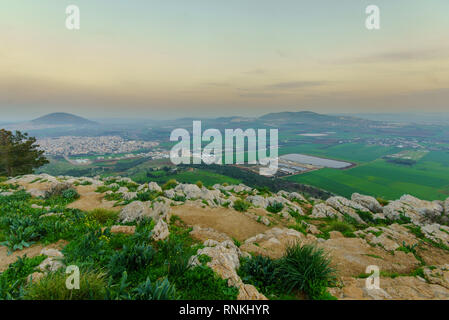 Vista al tramonto della valle di Jezreel e il Monte Tabor, dal monte precipizio. Israele Foto Stock