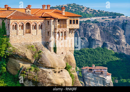 Visualizzare Monastero di Varlaam e Roussanou (Agias Varvaras) in Meteora. Tessaglia, Grecia Foto Stock