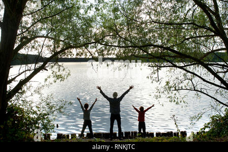 Famiglia su un pontone galleggiante sul lago ' Lac de la Mare ' in Goriaux, nella foresta demaniale di Raismes-Saint-Amand-Wallers, riserva naturale nelle scarpe- Foto Stock