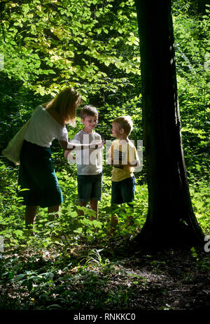 Donna, madre con i suoi due figli, passeggiate nella foresta di Raismes-Saint Amand Wallers, Scarpe-Escaut Parco Naturale Regionale (Francia settentrionale). Donna Foto Stock