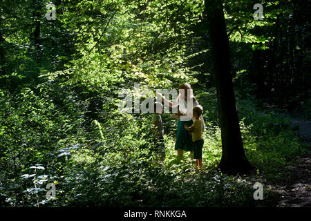 Donna, madre con i suoi due figli, passeggiate nella foresta di Raismes-Saint Amand Wallers, Scarpe-Escaut Parco Naturale Regionale (Francia settentrionale). Donna Foto Stock