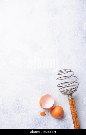 Vintage frusta in legno e uova Foto Stock