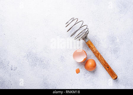 Vintage frusta in legno e uova Foto Stock