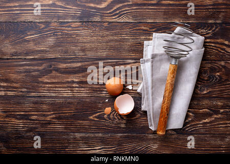 Vintage frusta in legno e uova Foto Stock