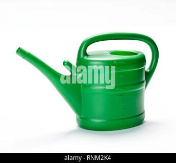 Green Annaffiatoio in plastica. Studio Immagine contro uno sfondo bianco. Foto Stock