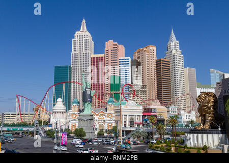 Il New York-New York Hotel & Casino visto attraverso e Tropicana Avenue, Las Vegas (Città di Las Vegas, Nevada, Stati Uniti. Foto Stock