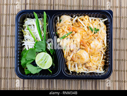 Pad Thai noodles prendere via il cibo in plastica scatola nera , il cibo thai style Foto Stock