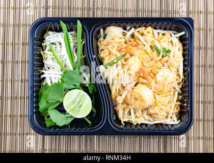 Pad Thai noodles prendere via il cibo in plastica scatola nera , il cibo thai style Foto Stock