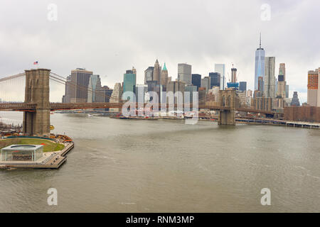 NEW YORK - circa marzo, 2016: Ponte di Brooklyn nelle ore diurne. Il Ponte di Brooklyn è collega i quartieri di Manhattan e Brooklyn dal spanning E Foto Stock