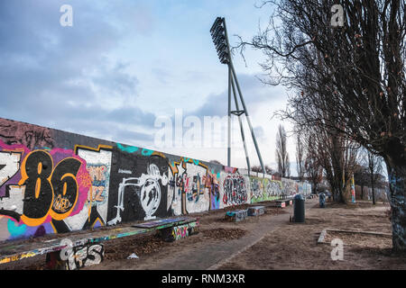 Mauer Park,Berlino, coperto di graffiti parete in inverno, deserte parcheggio vuoto al crepuscolo Foto Stock