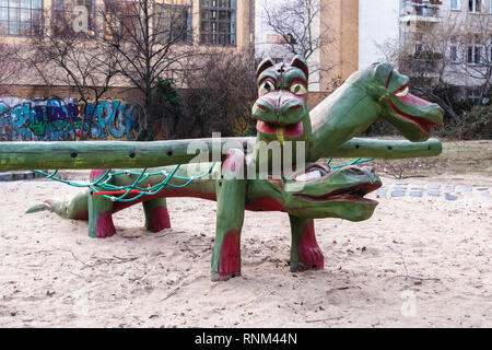 Berlin Mitte, Heinrich-Zille-Park,verde tre con testa di drago in legno in bambini Parco giochi avventura in Bergstraße, Foto Stock