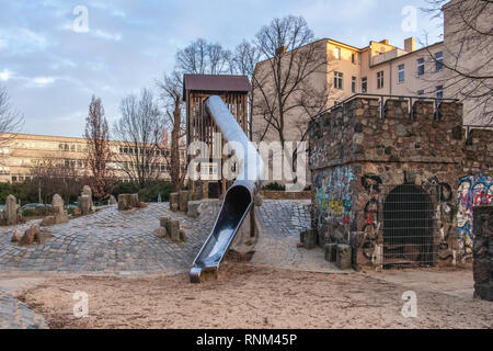 Berlin Mitte, Heinrich-Zille-Park, scorrere lungo e pietra di play-castello di avventura per bambini Parco giochi in Bergstraße, Foto Stock