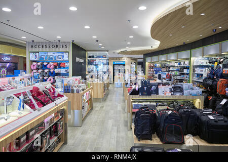 SINGAPORE - circa novembre, 2015: interni di un negozio all'Aeroporto Changi di Singapore. Il Changi Airport è il principale aeroporto civile per Singapore e o Foto Stock