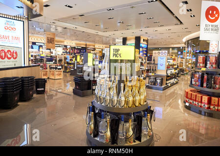 SINGAPORE - circa novembre, 2015: interni di un negozio all'Aeroporto Changi di Singapore. Il Changi Airport è il principale aeroporto civile per Singapore e o Foto Stock