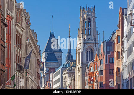 Città di Londra. Una vista di Fleet Street guardando verso il trefolo, con la pianta ottagonale perpendicolare a torre di stile di St Dunstan-in-the-West prominente. Foto Stock