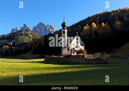 La chiesa di San Giovanni in Ranui, Val di Funes. Sullo sfondo la catena montuosa delle Odle, Dolomiti. Foto Stock