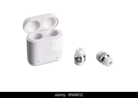Wireless bluetooth cordless auricolari con custodia a pagamento, isolato su bianco Foto Stock