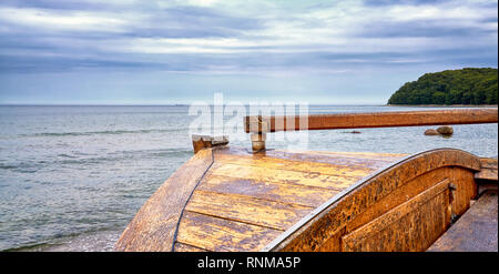 Panorama con il vecchio legno barca di pesca sul Mar Baltico in Binz. Isola Ruegen, Germania Foto Stock