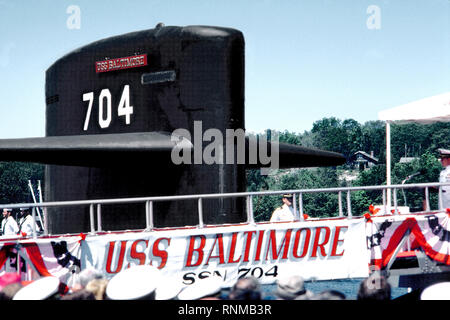 1982 - Una vista della vela dell'energia nucleare sottomarino attacco USS BALTIMORE (SSN-704), con bunting drappeggiati rampa, durante la cerimonia di messa in servizio. Foto Stock