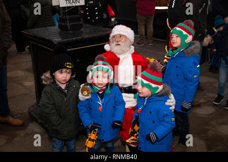 Regno Unito, Inghilterra, Lancashire, Bury East Lancashire Railway Bolton Street Station, Babbo Natale con i bambini sulla piattaforma Foto Stock