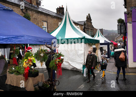 Regno Unito, Inghilterra, Lancashire, Ramsbottom, Bridge Street, visitatori tra Natale le bancarelle del mercato Foto Stock