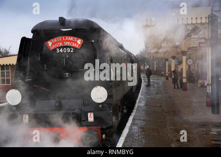 Regno Unito, Inghilterra, Lancashire, Ramsbottom, East Lancashire Stazione Ferroviaria Santa Spacial treno loco 34092 Città di pozzetti in corrispondenza della piattaforma Foto Stock