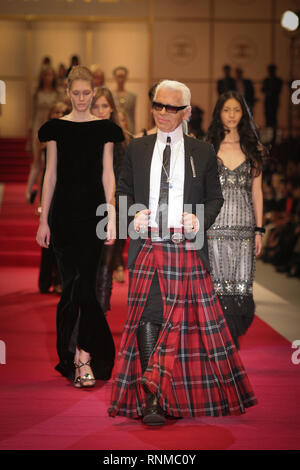 Karl Lagerfeld e modelli backstage a 'Chanel Coco a Tokyo' mode mostra presso il nuovo negozio Chanel in Ginza, Tokyo, Giappone, 03.12.04. "Coco a Tokyo' mostra è stata la prima volta Chanel abbigliamento è stato eseguito in prima assoluta al di fuori di Parigi, Francia. Anche i colpi di people shopping nel nuovo store. Foto Stock