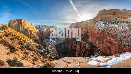 Vista da angeli atterrando Zion Canyon con fiume Vergine degli Angeli, pista di atterraggio, in inverno, il paesaggio di montagna Foto Stock