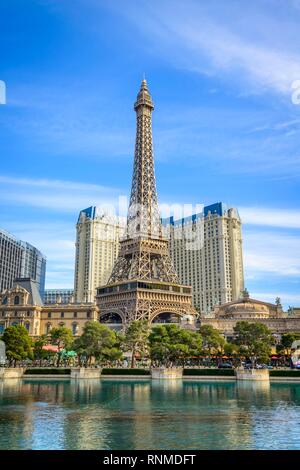 Ricostruita la Torre Eiffel, l'Hotel Paris e il lago di fronte all'Hotel Bellagio, Las Vegas Strip di Las Vegas, Nevada, STATI UNITI D'AMERICA Foto Stock