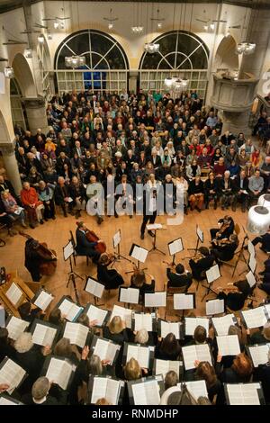 Chiesa coro e orchestra in un concerto in una chiesa, musicista, conduttore e pubblico, Evangelisch-Lutherische chiesa parrocchiale San Foto Stock
