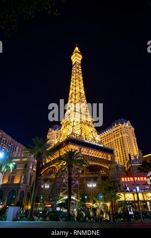 Illuminata Paris Las Vegas Hotel e Casino Di notte, con la replica della Torre Eiffel, scena notturna, la striscia di Las Vegas Strip Foto Stock