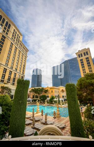 Benessere, area spa con piscina, casinò e hotel di lusso a Bellagio, Las Vegas Strip di Las Vegas, Nevada, STATI UNITI D'AMERICA Foto Stock