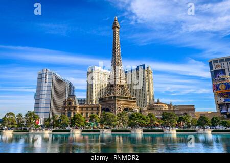 Ricostruita la Torre Eiffel, l'Hotel Paris e il lago di fronte all'Hotel Bellagio, Las Vegas Strip di Las Vegas, Nevada, STATI UNITI D'AMERICA Foto Stock