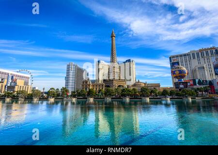 Ricostruita la Torre Eiffel, l'Hotel Paris e il lago di fronte all'Hotel Bellagio, Las Vegas Strip di Las Vegas, Nevada, STATI UNITI D'AMERICA Foto Stock