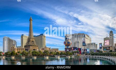 Ricostruita la Torre Eiffel, l'Hotel Paris e il lago di fronte all'Hotel Bellagio, Las Vegas Strip di Las Vegas, Nevada, STATI UNITI D'AMERICA Foto Stock